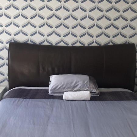 Superking Bedroom Close To The A30 Кембърн Екстериор снимка