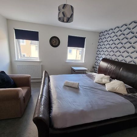 Superking Bedroom Close To The A30 Кембърн Екстериор снимка