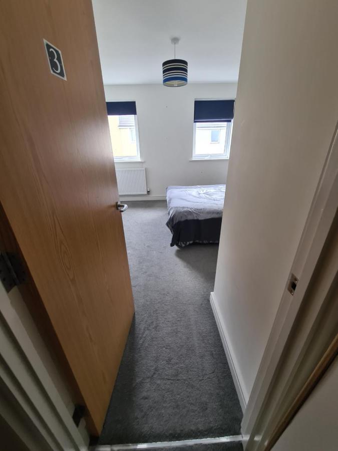 Superking Bedroom Close To The A30 Кембърн Екстериор снимка