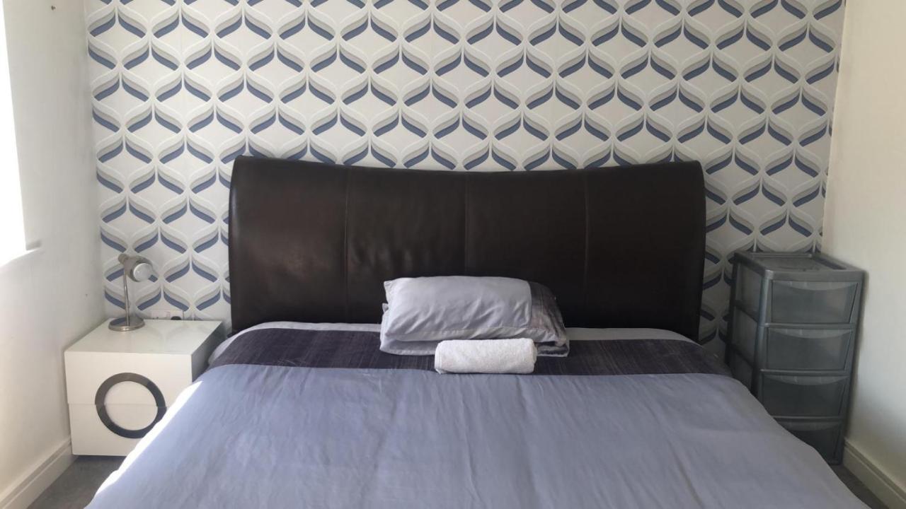 Superking Bedroom Close To The A30 Кембърн Екстериор снимка