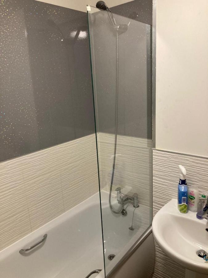Superking Bedroom Close To The A30 Кембърн Екстериор снимка