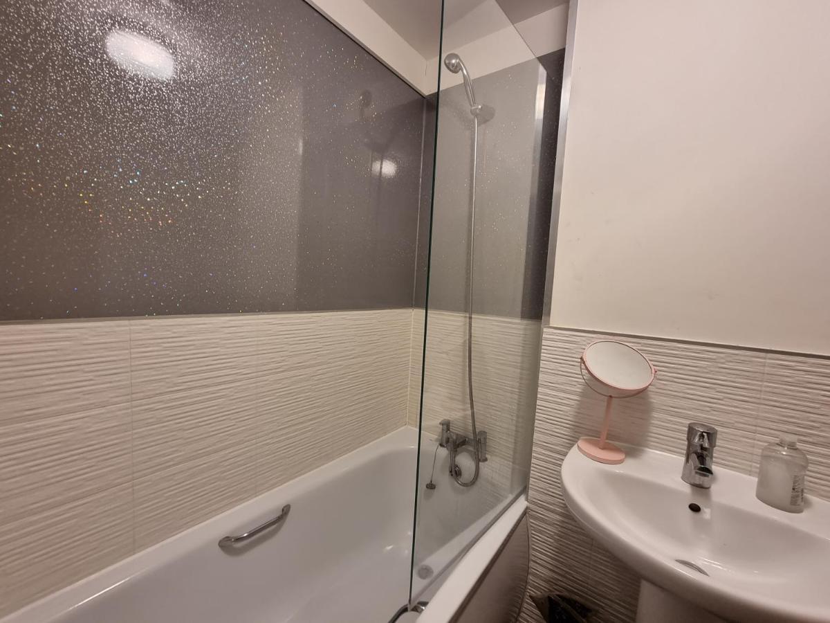 Superking Bedroom Close To The A30 Кембърн Екстериор снимка