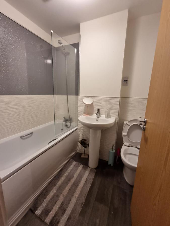 Superking Bedroom Close To The A30 Кембърн Екстериор снимка