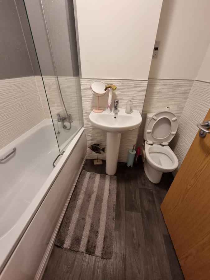 Superking Bedroom Close To The A30 Кембърн Екстериор снимка