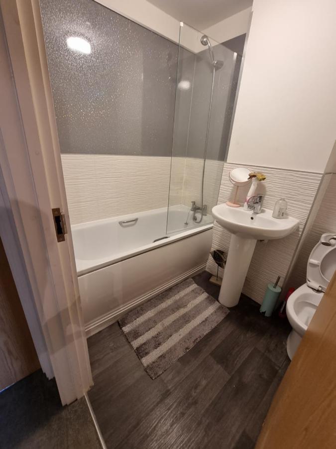 Superking Bedroom Close To The A30 Кембърн Екстериор снимка